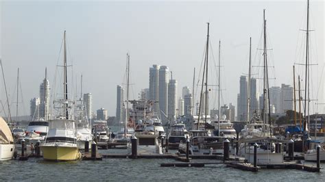  De Haven van Cartagena: Een Sprookachtige Visie van Koloniaal Colombia en een Ode aan het Hemelsblauw